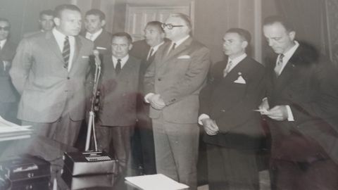 Aquilino Gómez (primero por la izquierda), con Fraga (a la derecha de la imagen), en una entrega de carnés de radiotelevisión en Lugo