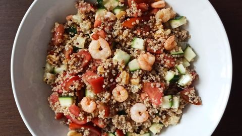 Esta ensalada de María Pérez lleva quinoa, tomate, pepino, gambas, nueces y un aliño de aceite de oliva y limón. Es perfecta para un día de verano