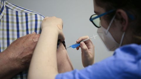 Continúa la vacunación en el HULA