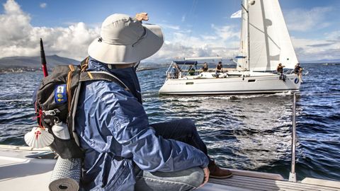 Un peregrino realiza la Ruta del Mar de Arousa y el Río Ulla en barco.