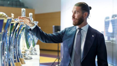 Ramos, en el acto de despedida del Madrid de este jueves, con algunos de los trofeos que ganó