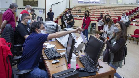 Funcionarios de la CIUG recibiendo este jueves los exámenes de Lengua y Lingua de los correctores, integrando las notas en el sistema con unos lectores de códigos de barras