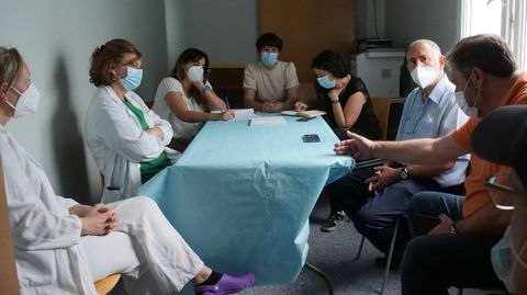 Ana Pontón, con representantes del personal del Hospital Comarcal de Valdeorras