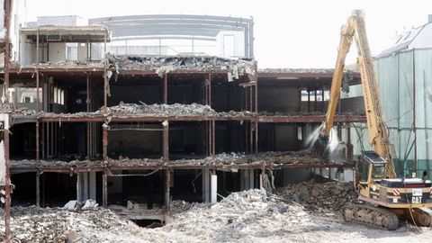 Una de las grúas de J. Carreira durante la demolición de un edificio