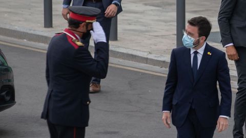 El mayor de los Mossos, Josep Lluis Trapero, saluda al presidente Pere Aragonès a su llegada a una reunión del Círculo de Economía en Barcelona