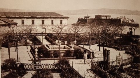 El jardín de San Carlos, en 1883, antes de la plantación de los actuales olmos, con el sepulcro de John Moore rodeado de robinias