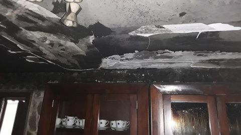 Así quedó el techo de una de las habitaciones afectadas por el fuego en el suceso de Vilarreme