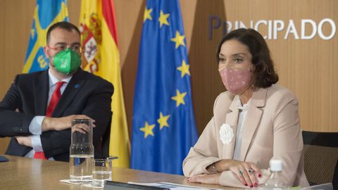 El presidente del Principado de Asturias, Adrián Barbón y la ministra de Industria, Comercio y Turismo, Reyes Maroto