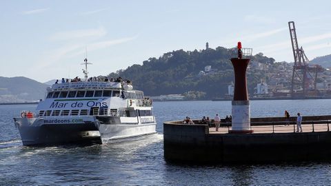 Un barco cubre la ruta entre Vigo y las Illas Cíes.