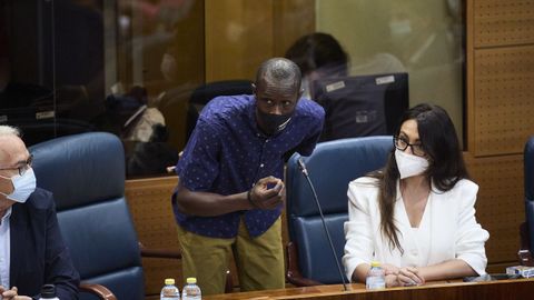 El portavoz del sindicato de manteros y miembro de la Asociacin de los Sin Papeles, Serigne Mbaye, interviene en la segunda sesin del pleno de investidura de la presidenta en funciones de la Comunidad y candidata a la reeleccin, Isabel Daz Ayuso