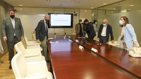 El decano de loz jueces de Santiago, Andrés Lago Louro, a la izquierda, y la directora del Imelga, Belén Pérez, a la derecha, asistieron a la presentación del concurso de ideas para la nueva sede del Instituto de Medicina Legal de Galicia