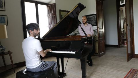 Juan Rezzuto y Víctor Gómez, en su casa indiana de Mondoñedo, junto al piano que llegó de Londres
