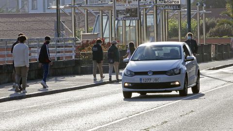Un coche, el pasado mayo, circulando por Reina Victoria después de haberse saltado los bolardos