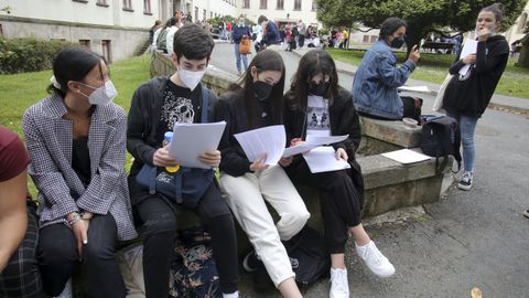 Estudiantes repasando los apuntes antes de entrar a los exámenes de selectividad en la Politécnica Superior el pasado 8 de junio