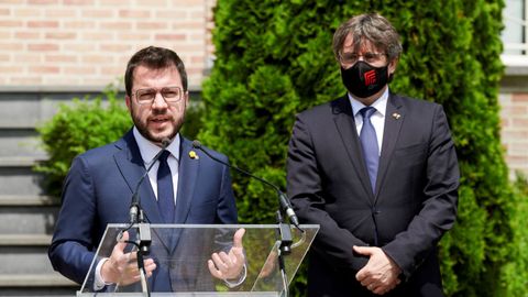 Aragonès y Puigdemont en la rueda de prensa que ofrecieron en Waterloo, Bélgica