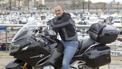 En la imagen, Daniel Castromil, retratado a lomos de su BMW en el muelle ferrolano de Curuxeiras