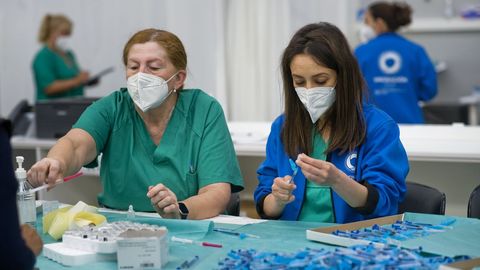 Enfermeras cargando vacunas contra el covid-19 en Expocoruña