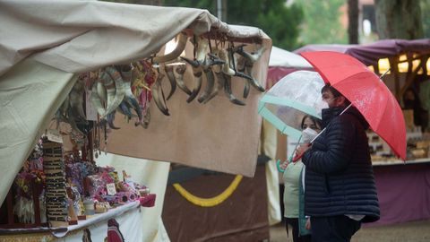 El mercadillo abrió pasado por agua