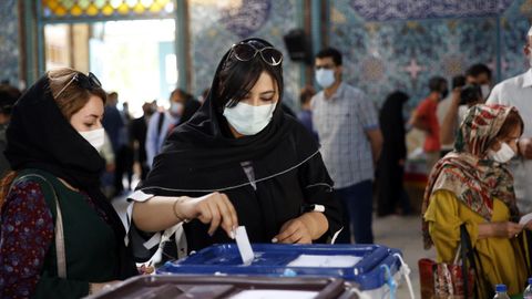 Dos mujeres votando, este viernes, en un colegio electoral de Teherán