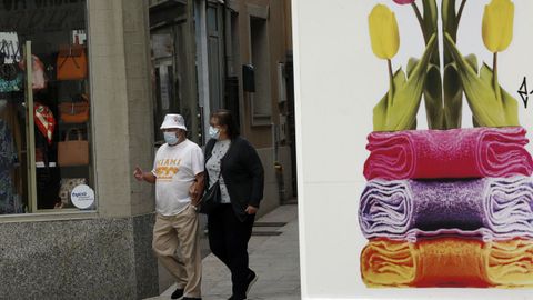 Imagen de gente paseando por Ribeira, concello que, junto con Outes y Noia, registró positivos en la última semana