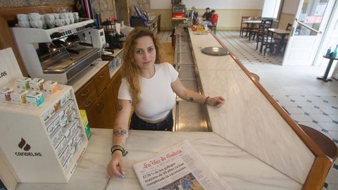 Ana Vázquez, con 22 años, se ha hecho cargo del Bar García de Monterroso