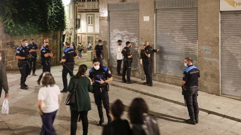 La Policía Local, actuando en la Praza das Mercedes por la aglomeración de personas