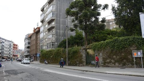 El solar se encuentra en la avenida Doutor Tourón de Vilagarcía