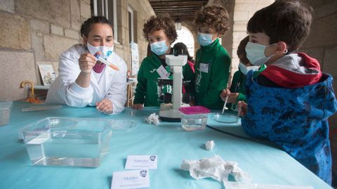 Talleres científicos en la Praza Maior