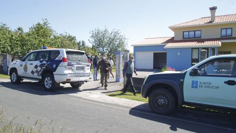 Vista de una inspección en la zona de O Val para tratar de determinar el origen de la plaga de moscas