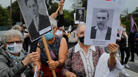 Los manifestantes, esta mañana ante el pazo de Meirás