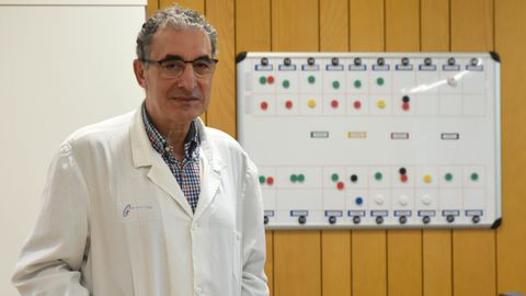 Juan Sánchez Castro, coordinador del centro médico de A Estrada, delante del panel en el que se reparten las urgencias