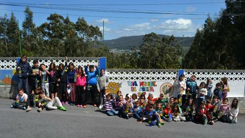 Alumnos del CEIP Francisco López Estrada, en el patio del colegio, en O Barqueiro, en una imagen de archivo