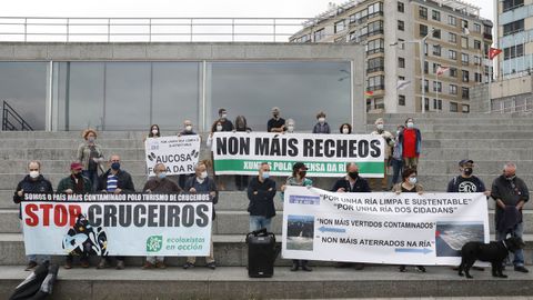 Asociaciones ecologistas se manifestaron ayer en Vigo contra la presencia de grandes cruceros y la realización de nuevos rellenos en la ría.