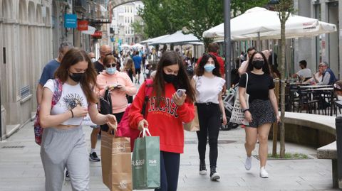 Transeúntes con mascarillas en una de las calles peatonales del centro de Lugo