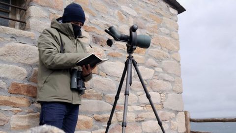 Antonio Sandoval, en una de las jornadas de seguimiento de aves marinas desde el observatorio ornitológico de Estaca de Bares