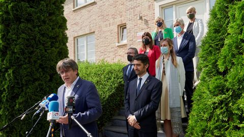 Puigdemont atiende a la prensda tras la reunión con los consellers de JxCat en Waterloo.