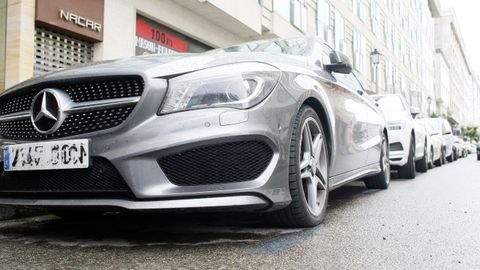 Uno de los 418 Mercedes Benz censados en Viveiro, aparcado con modelos de otras marcas en el centro urbano