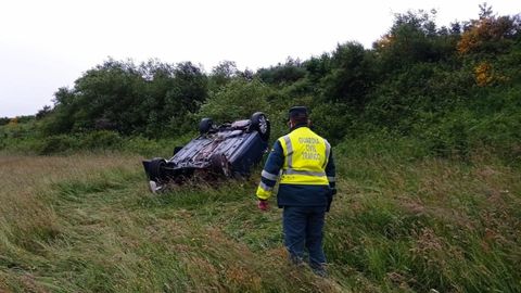 El coche volcó tras salirse de la vía