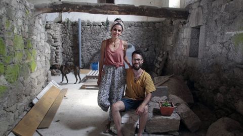 De León y Baum están restaurando una antigua casa en una aldea de Monforte