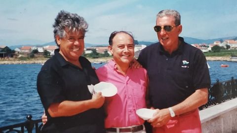 González Capeáns (a la izquierda), en Noia, junto a Alejandro Seoane y Juancho López Oviedo, fundador del Náutico de Portosín