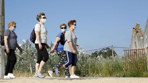 Unas mujeres pasean por A Pobra, uno de los ocho concellos de Barbanza que están libres de covid