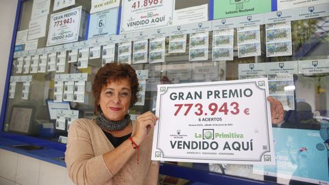 Olga Juncal, en la administración de loterías número 2 de la calle Joaquín Costa, en Pontevedra, con un premio de 773.943 euros