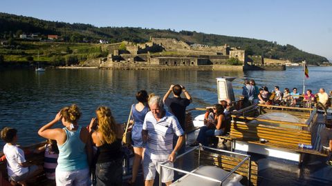El barco que realiza la ruta por la ría de Ferrol a su paso por el Castillo de San Felipe.