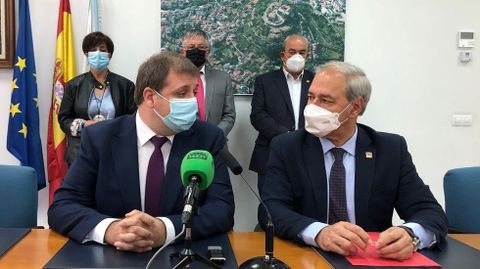 El presidente de Correos (a la izquierda), junto con el alcalde, en la presentación de la iniciativa