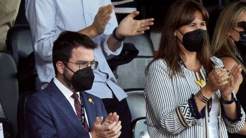 El presidente Pere Aragonés y la presidenta del Parlamento catalán, Laura Borràs, el domingo en un partido del Girona