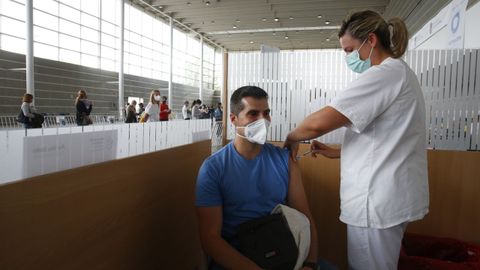 Vacunación contra el covid con AstraZeneca, este domingo, en el recinto ferial de Pontevedra