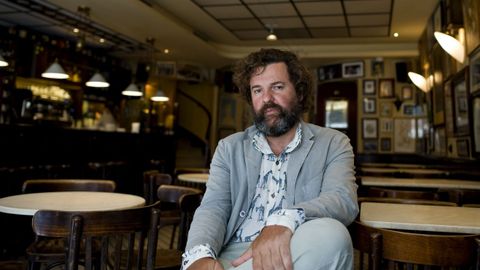 Jacobo Bergareche, en el Café de Macondo, de A Coruña, horas antes de la presentación de su novela «Los días perfectos» en la Librería Moito Conto