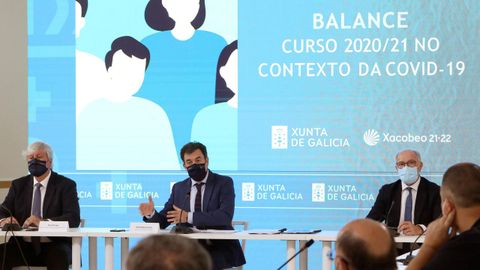El conselleiro de Educación presidiendo este martes la reunión del comité educativo para hacer balance del curso que acaba