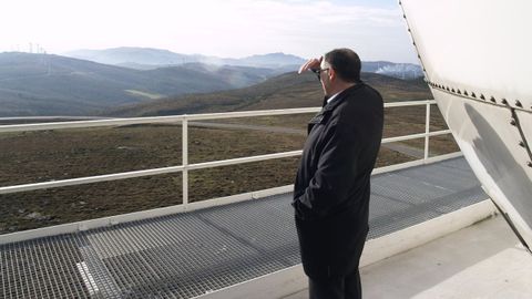 Vista desde el radar del Chan das Lagoas. Al fondo un parque de Dumbría. Al lado habrá otro, y muy cerca, el de Monte da Tella.