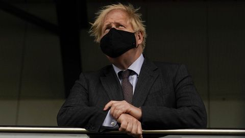 Boris Johnson, durante una visita el lunes a un centro de vacunación.